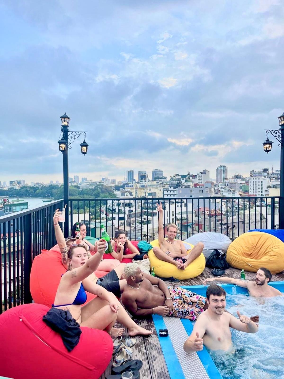 Lakeview Backpackers Hostel & Rooftop Bar ハノイ市 エクステリア 写真