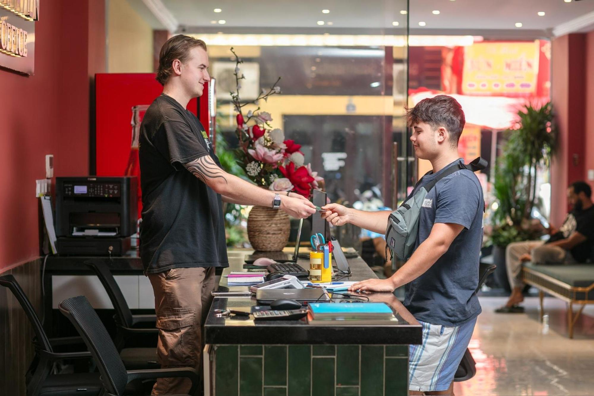 Lakeview Backpackers Hostel & Rooftop Bar ハノイ市 エクステリア 写真