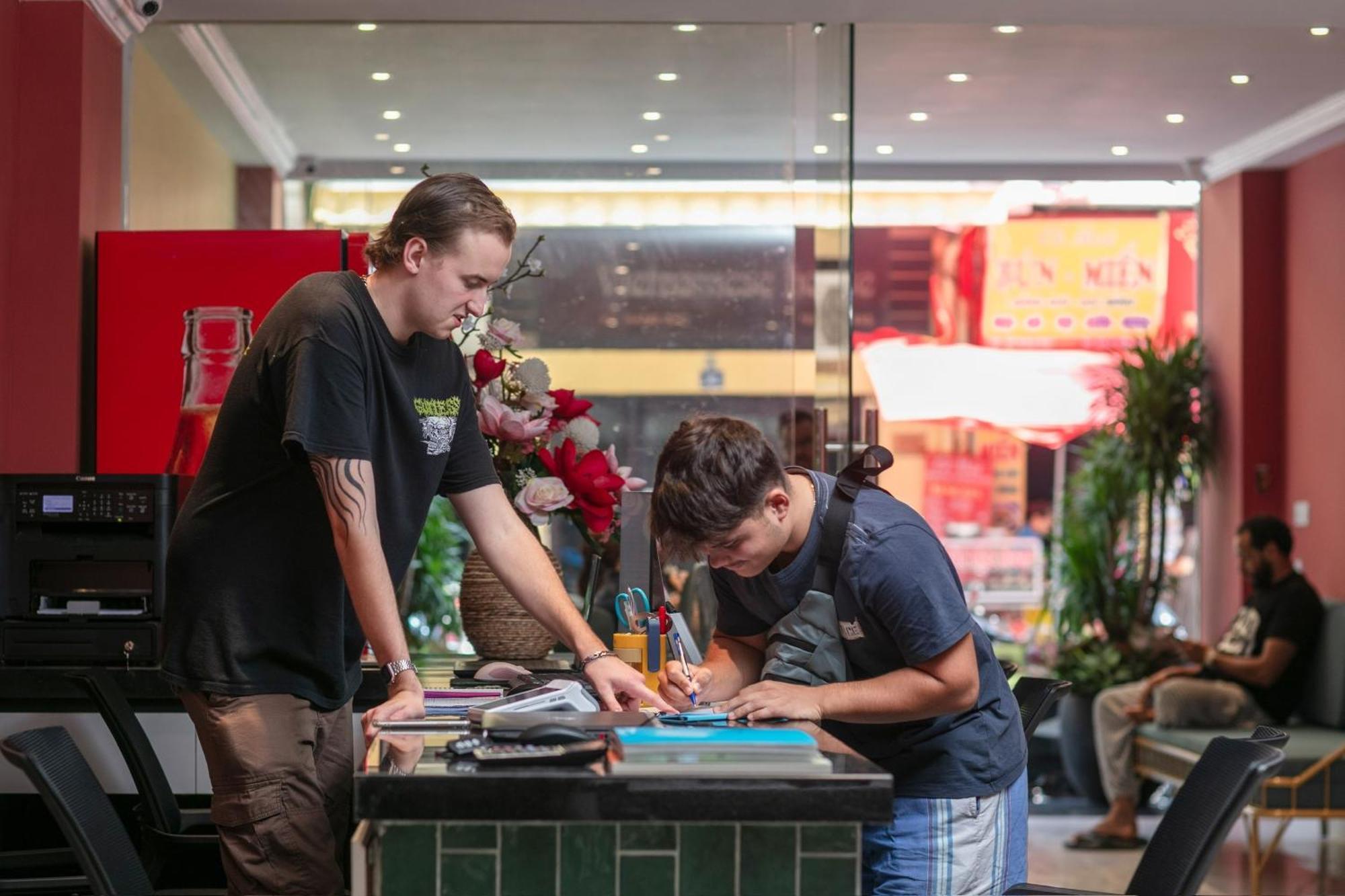 Lakeview Backpackers Hostel & Rooftop Bar ハノイ市 エクステリア 写真