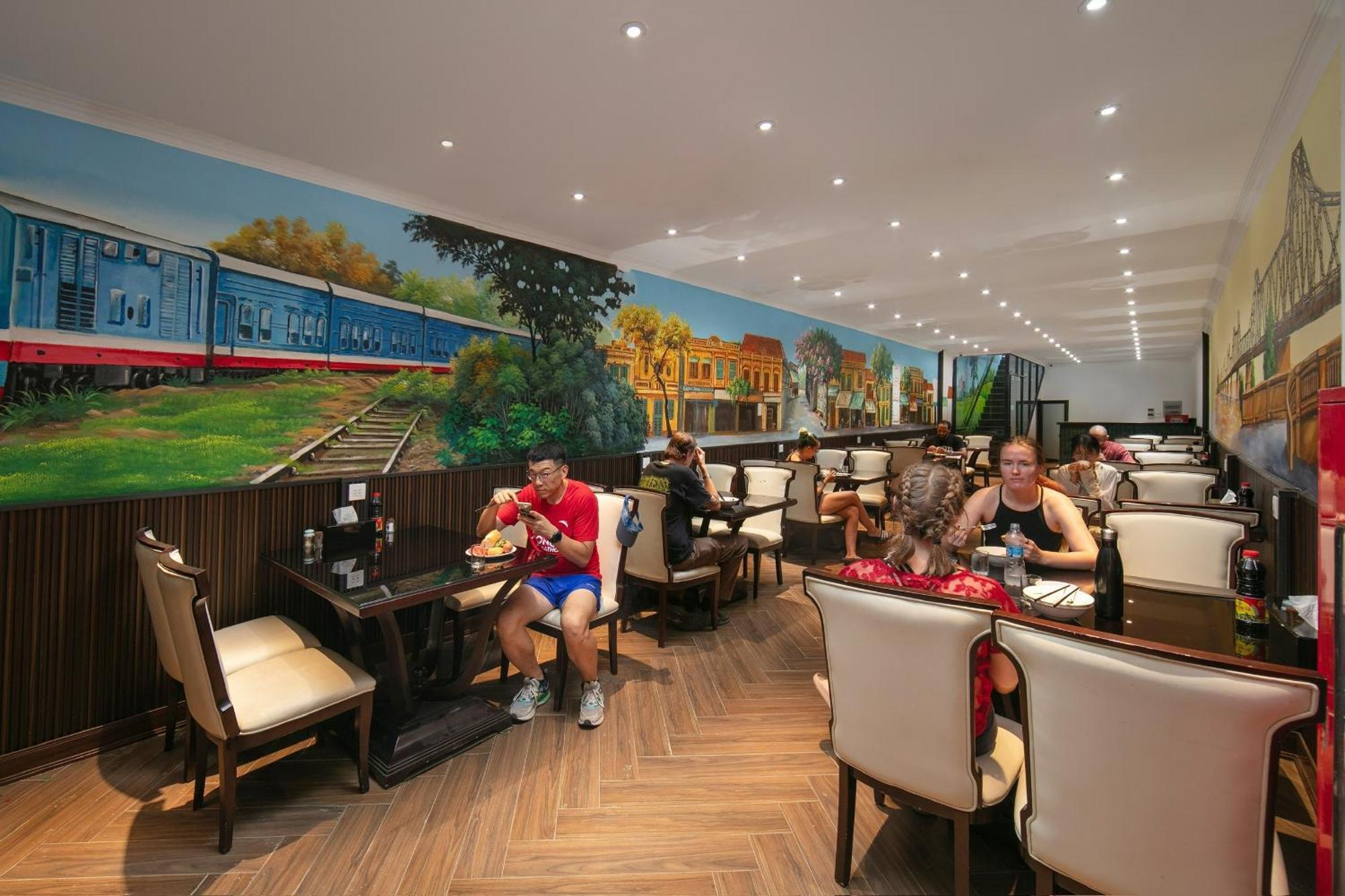 Lakeview Backpackers Hostel & Rooftop Bar ハノイ市 エクステリア 写真