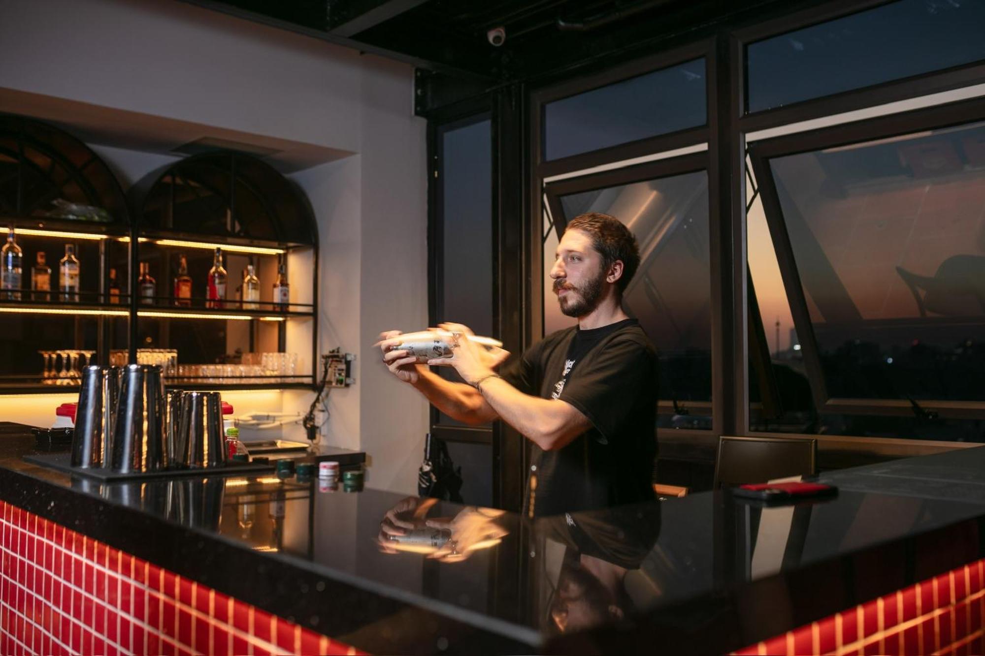 Lakeview Backpackers Hostel & Rooftop Bar ハノイ市 エクステリア 写真
