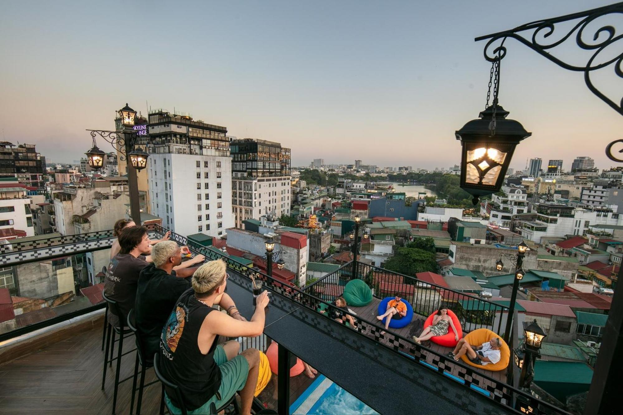 Lakeview Backpackers Hostel & Rooftop Bar ハノイ市 エクステリア 写真