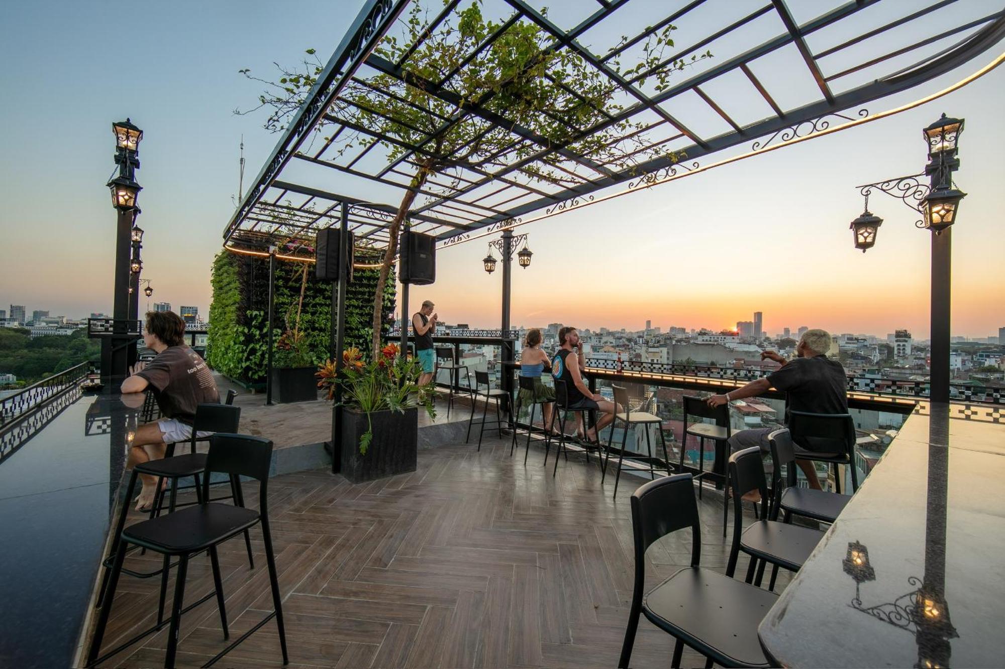 Lakeview Backpackers Hostel & Rooftop Bar ハノイ市 エクステリア 写真
