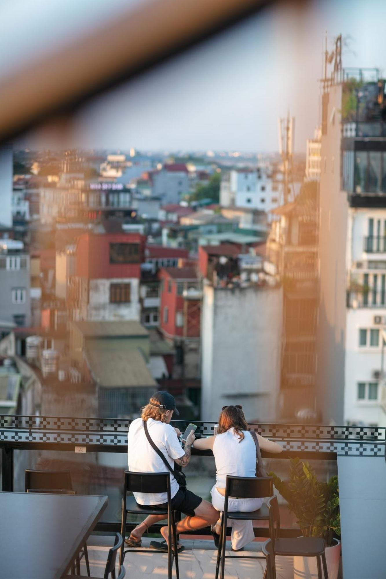 Lakeview Backpackers Hostel & Rooftop Bar ハノイ市 エクステリア 写真