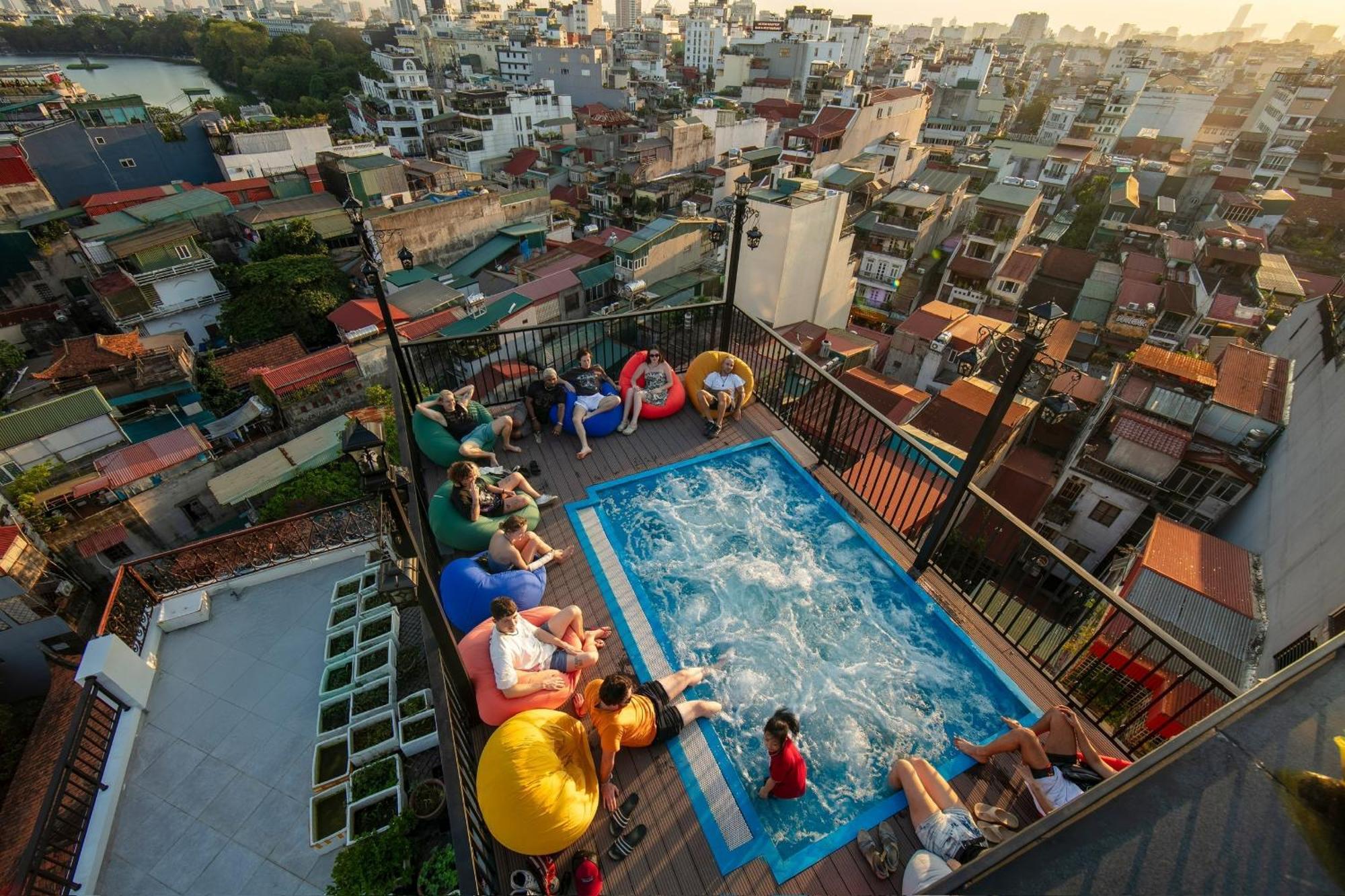 Lakeview Backpackers Hostel & Rooftop Bar ハノイ市 エクステリア 写真