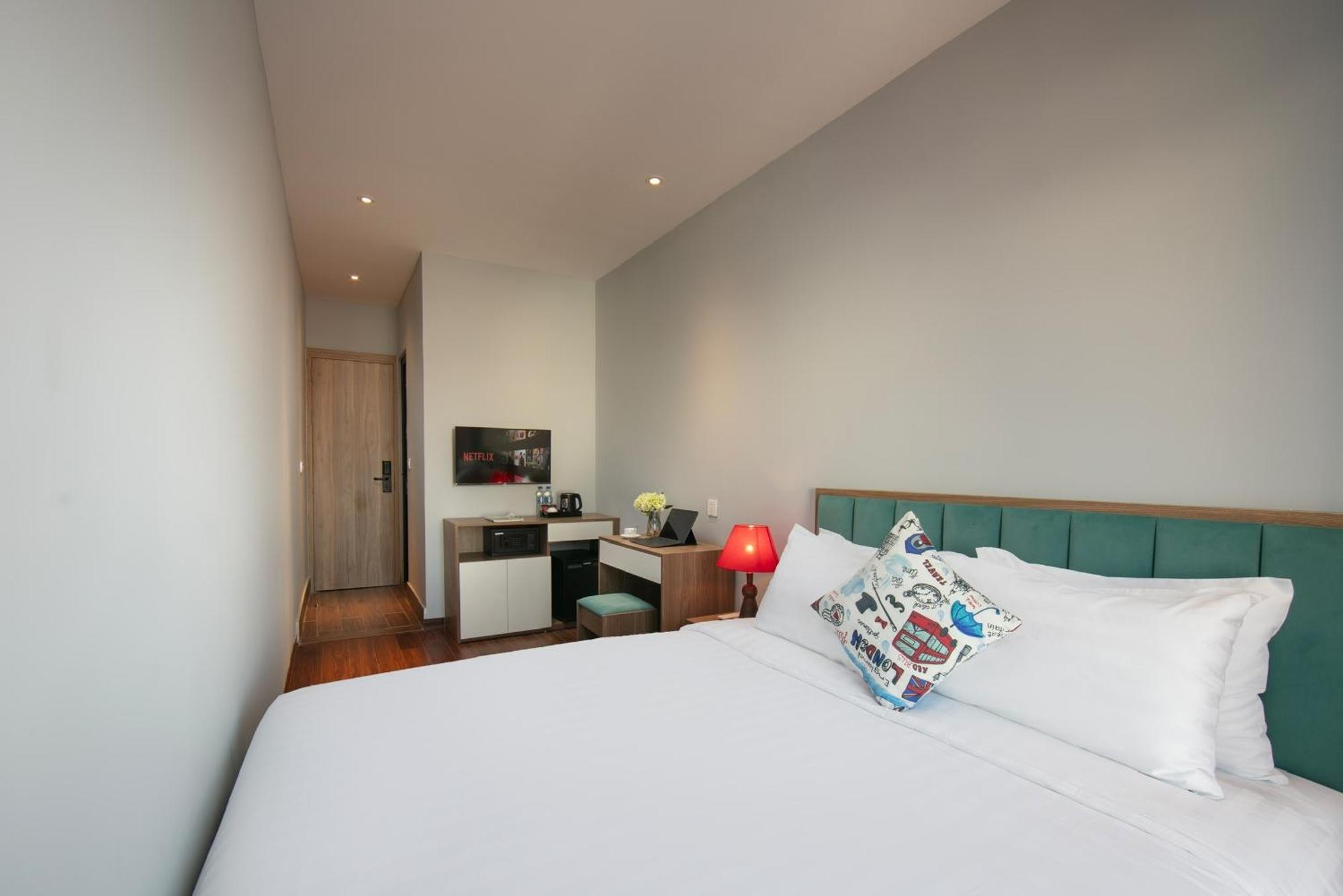 Lakeview Backpackers Hostel & Rooftop Bar ハノイ市 エクステリア 写真