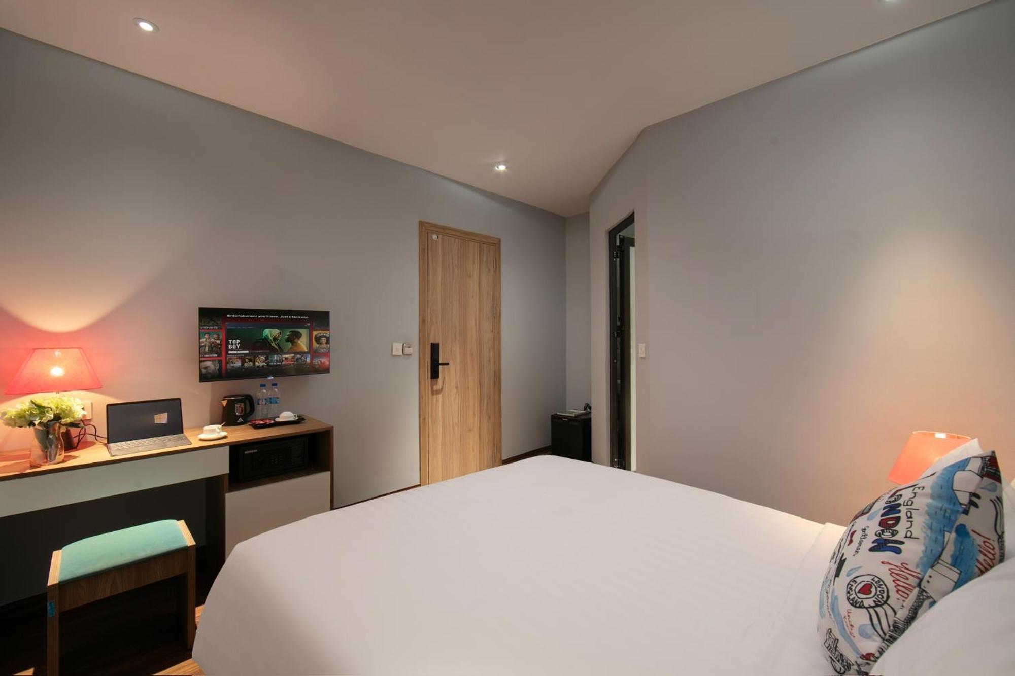 Lakeview Backpackers Hostel & Rooftop Bar ハノイ市 エクステリア 写真