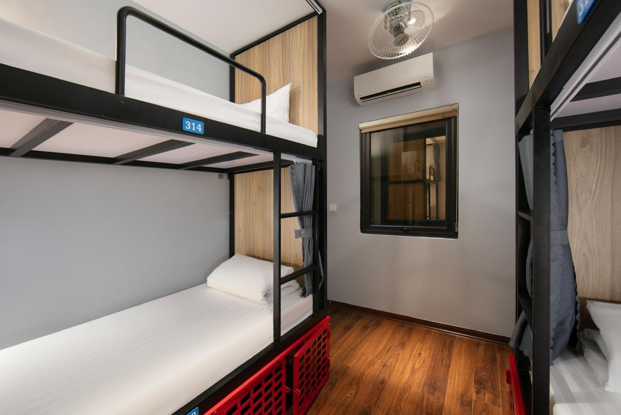 Lakeview Backpackers Hostel & Rooftop Bar ハノイ市 エクステリア 写真