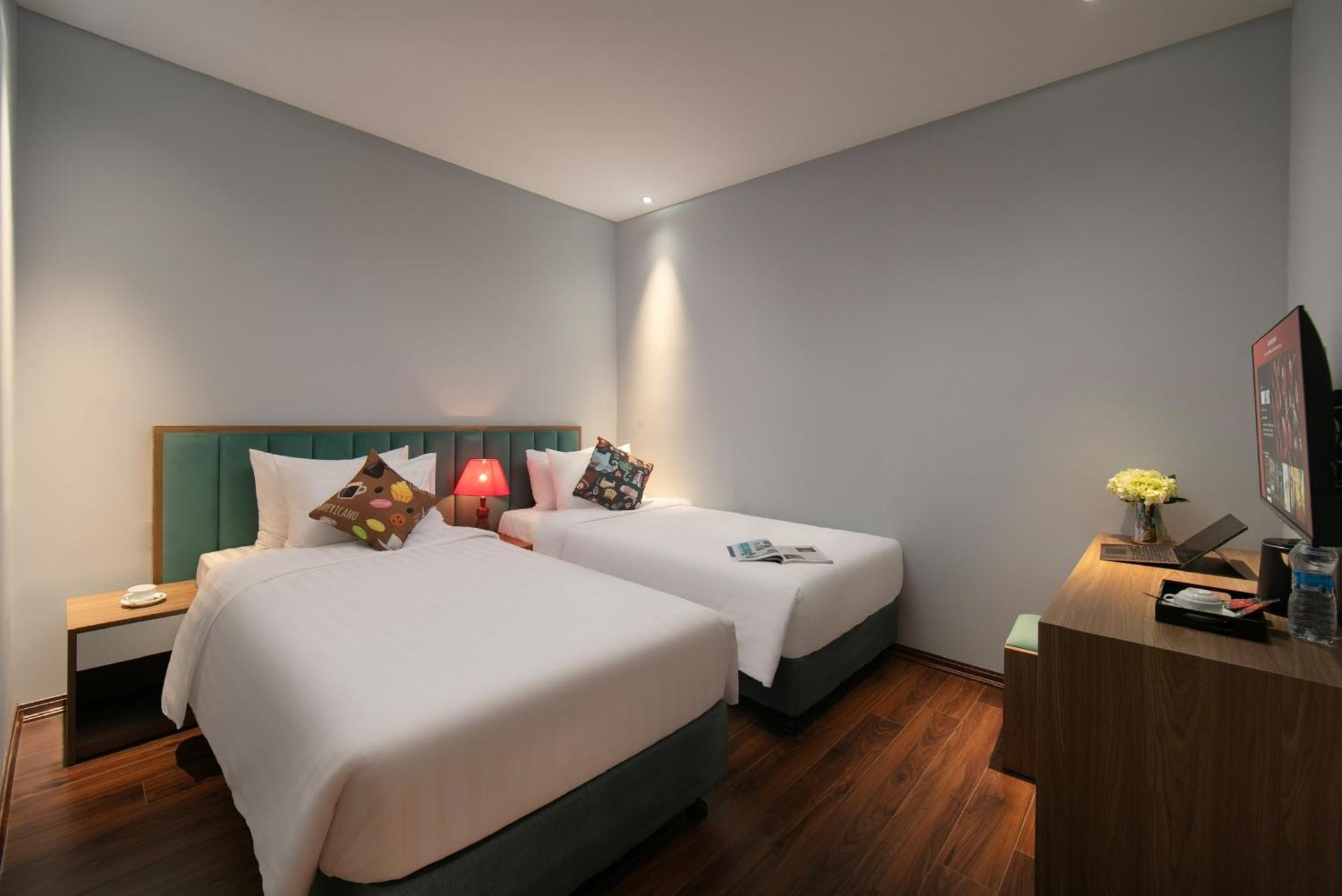 Lakeview Backpackers Hostel & Rooftop Bar ハノイ市 エクステリア 写真