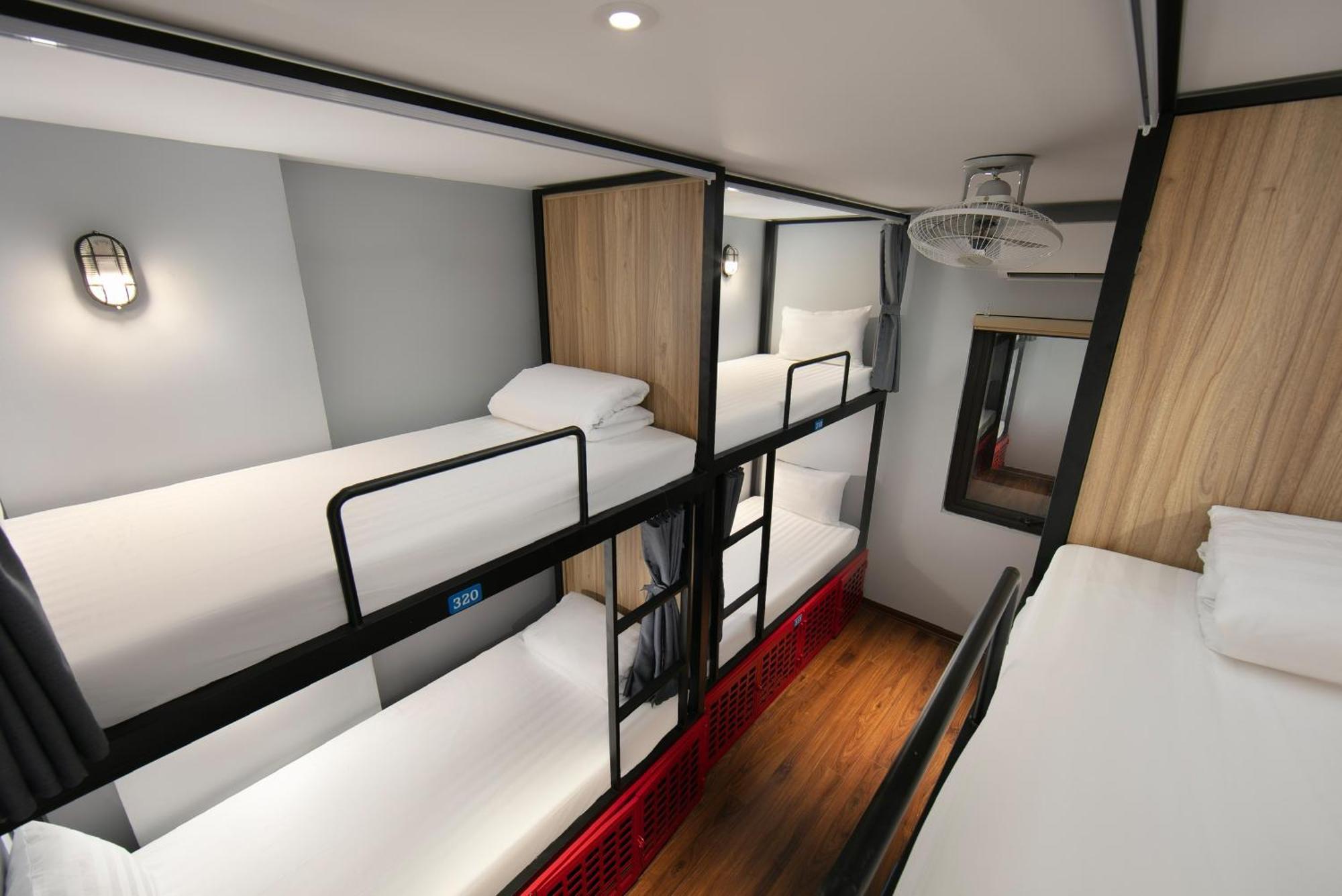 Lakeview Backpackers Hostel & Rooftop Bar ハノイ市 エクステリア 写真