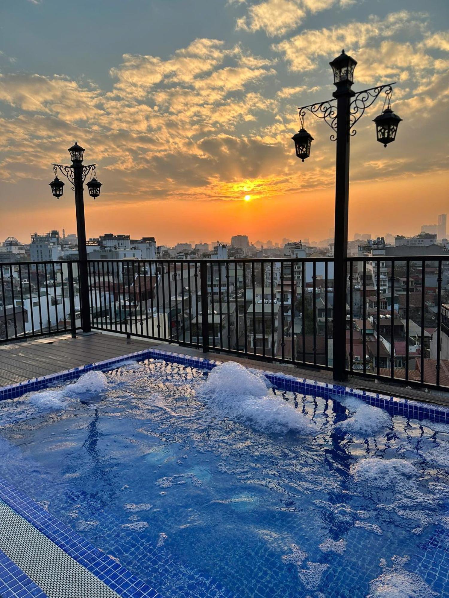 Lakeview Backpackers Hostel & Rooftop Bar ハノイ市 エクステリア 写真