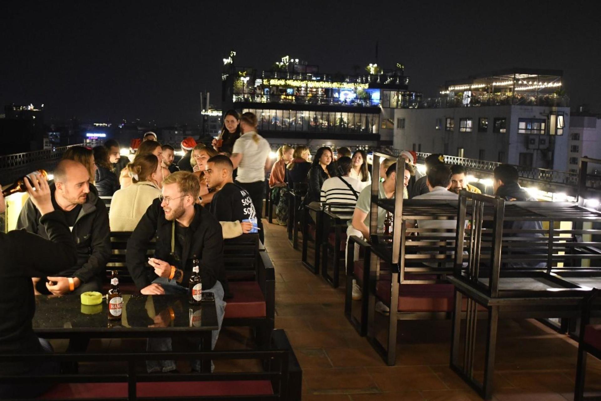 Lakeview Backpackers Hostel & Rooftop Bar ハノイ市 エクステリア 写真
