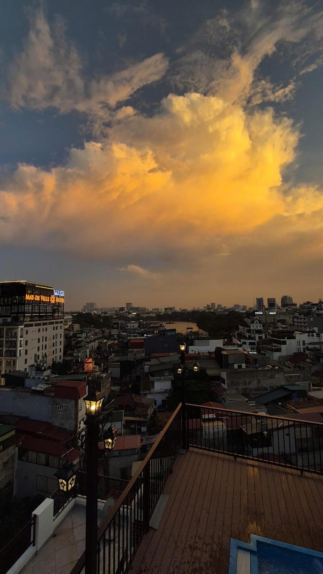 Lakeview Backpackers Hostel & Rooftop Bar ハノイ市 エクステリア 写真