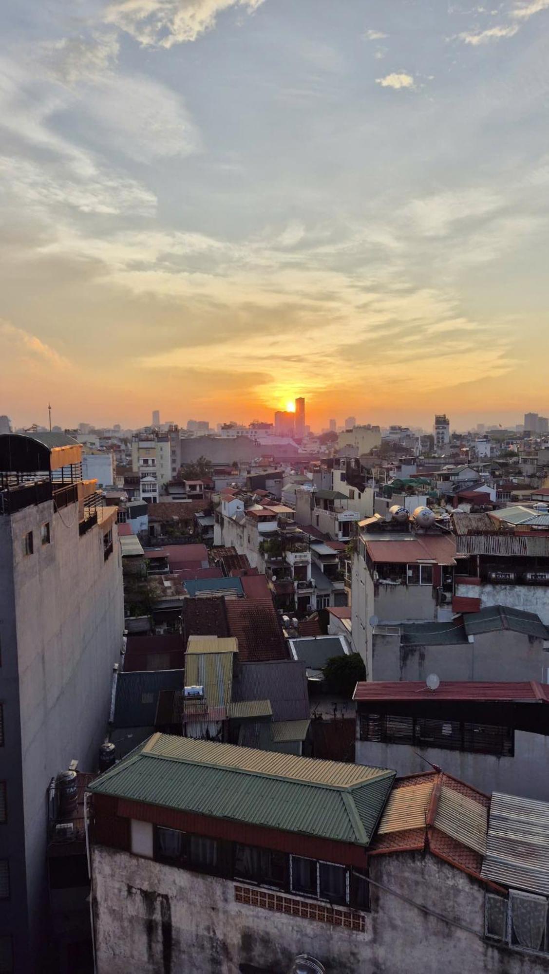 Lakeview Backpackers Hostel & Rooftop Bar ハノイ市 エクステリア 写真